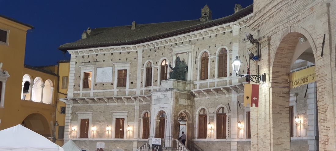 Palazzo dei Priori in Piazza del Popolo a Fermo