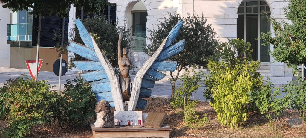 Monumento in ricordo dei giovani che risiedevano nella casa dello studente