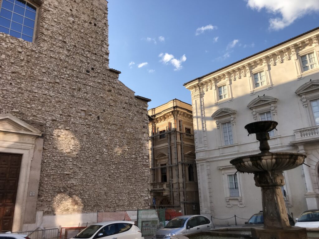 Scorcio di una piazza a l'Aquila