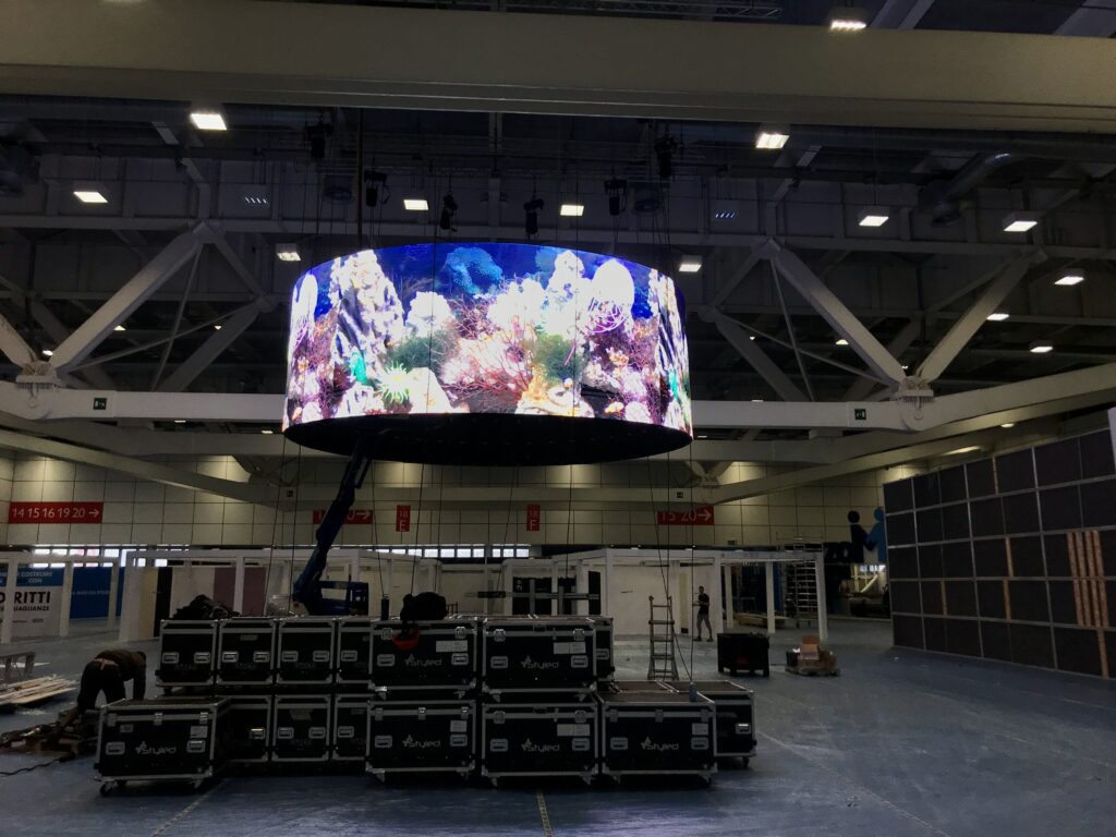 Installazione LEDWALL circolare presso una fiera 