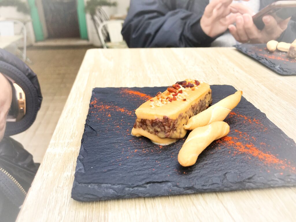 Una tapa mangiata in un locale a Tarifa, in Spagna.