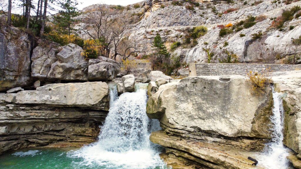 Una cascata in Francia fotografata dal drone. 