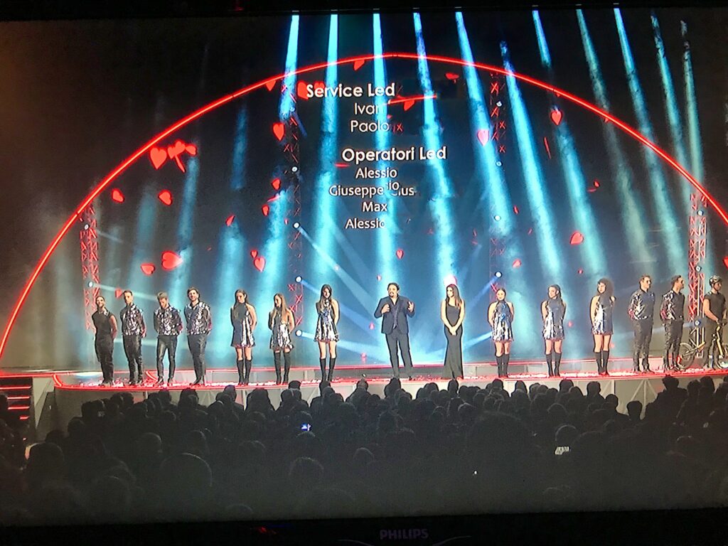 Il palco di una delle tappe del tour di Enrico Brignano.